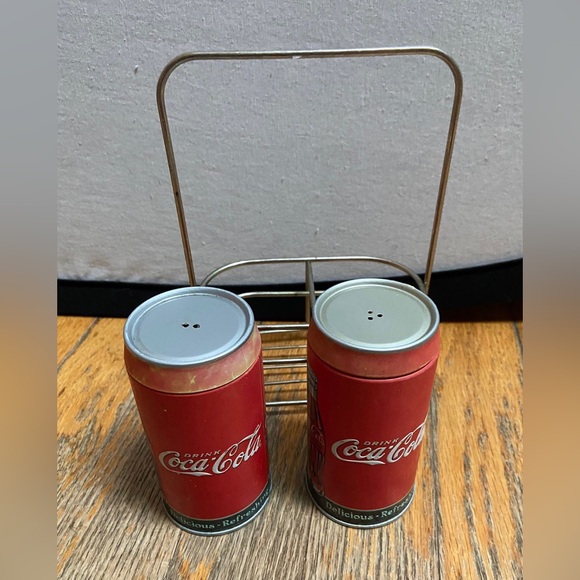 Coca Cola branded items - salt and pepper shaker with caddie giant clothes pin - Picture 5 of 11